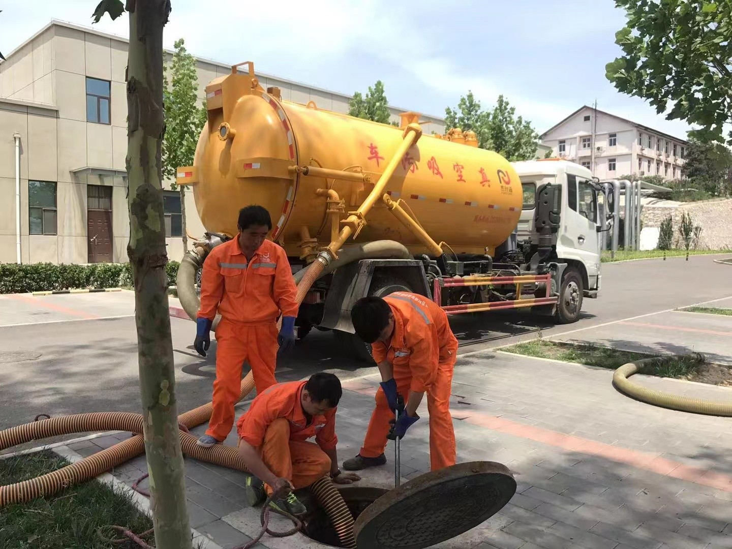 鹤庆管道疏通车停在窨井附近