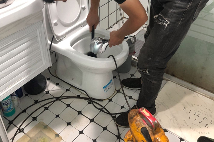 鹤庆马桶堵塞自己疏通还是找师傅？专业上门服务让你省时更省心